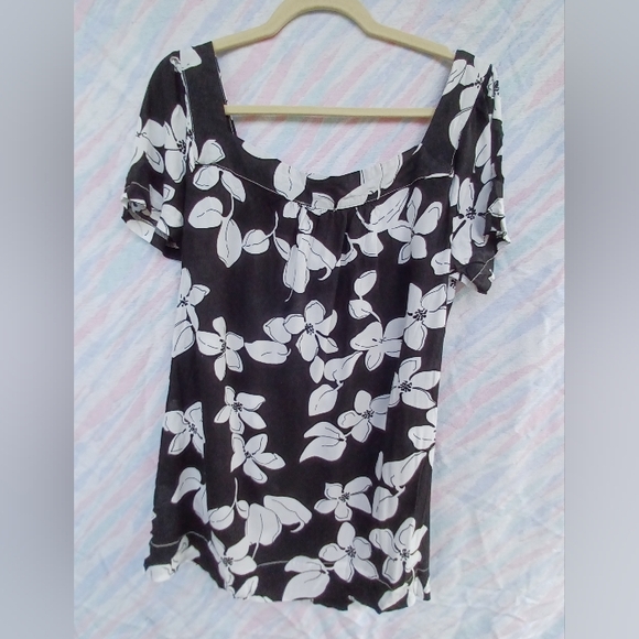 Suzanne Betro Summer Blouse in 1X with black and white florals - Picture 1 of 7